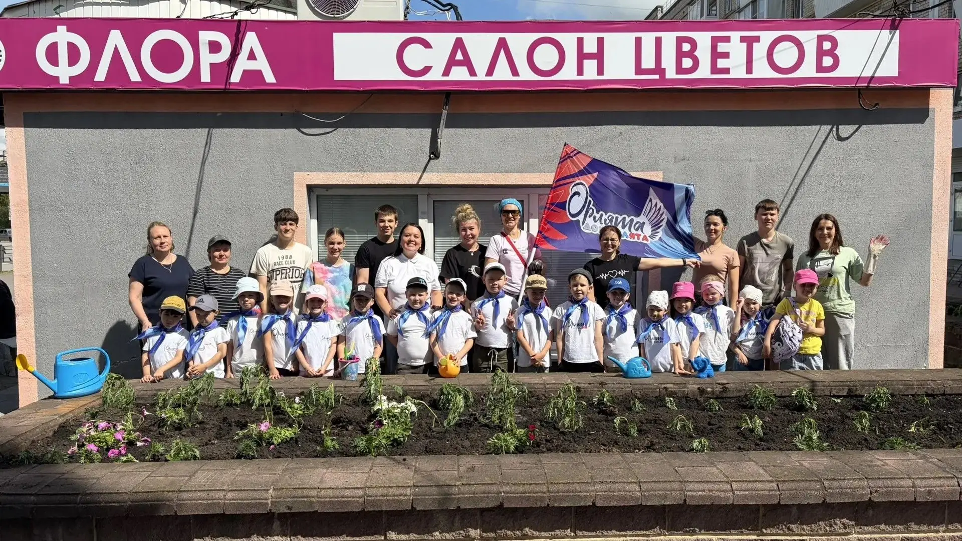 Доброе дело для родного города!
Сегодня наш город стал ещё ярче и уютнее! Наш дружный отряд «Орлята 