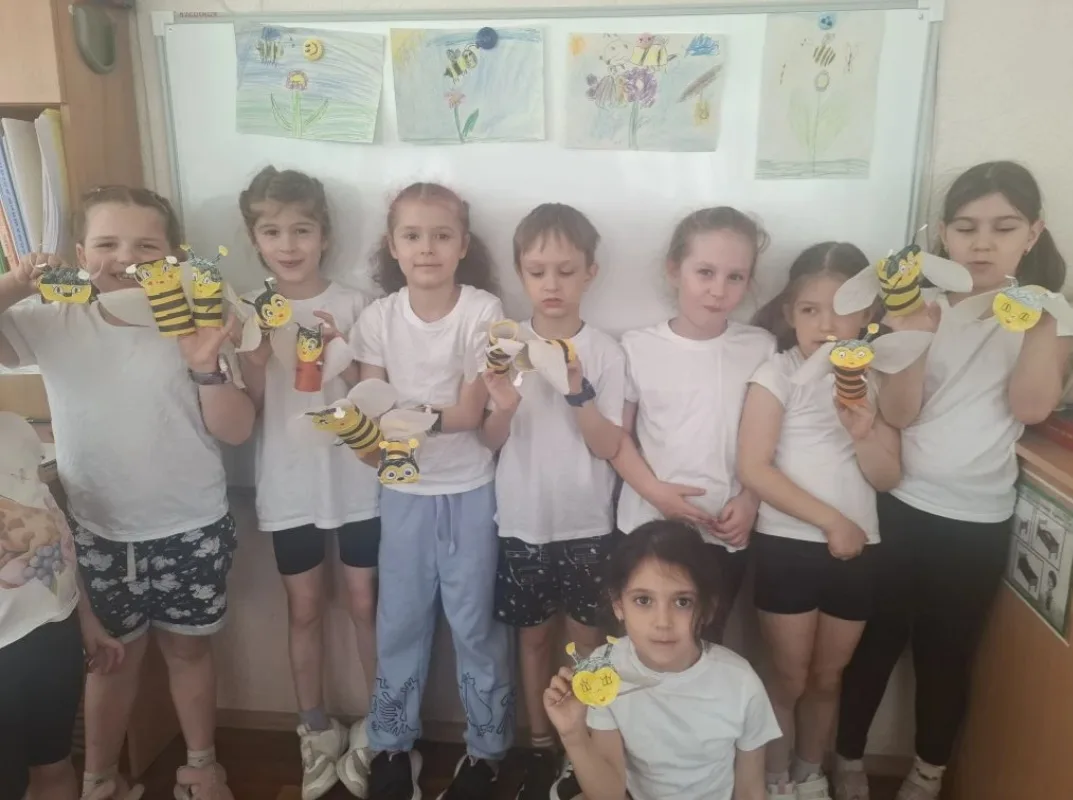 🐝 Маленькие волшебники спасают пчёл: творчество из бросового материала

 Ребята из групп № 3 и № 7 