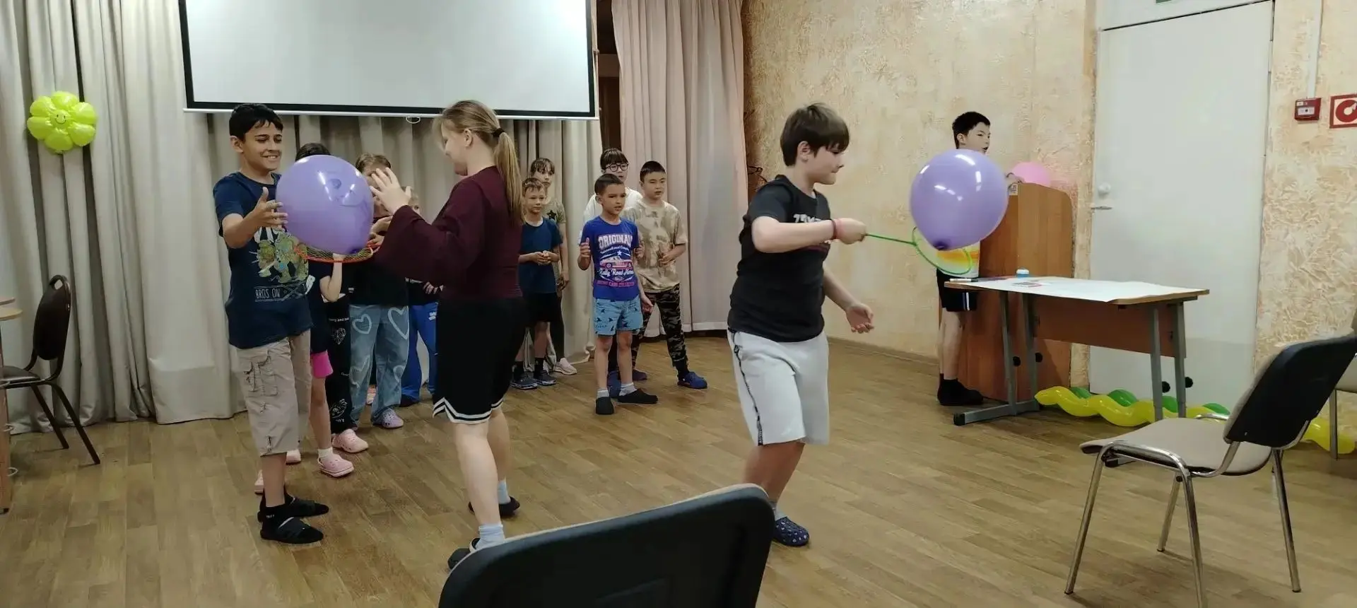 Пока на улице лил дождь, мы развлекались внутри учреждения!
 
🎈🎈🎈Воспитателями Центра было органи