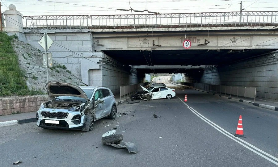В Орле водитель без прав стал виновником тройного ДТП 

Авария произошла в 4 часа утра 21 июня в рай
