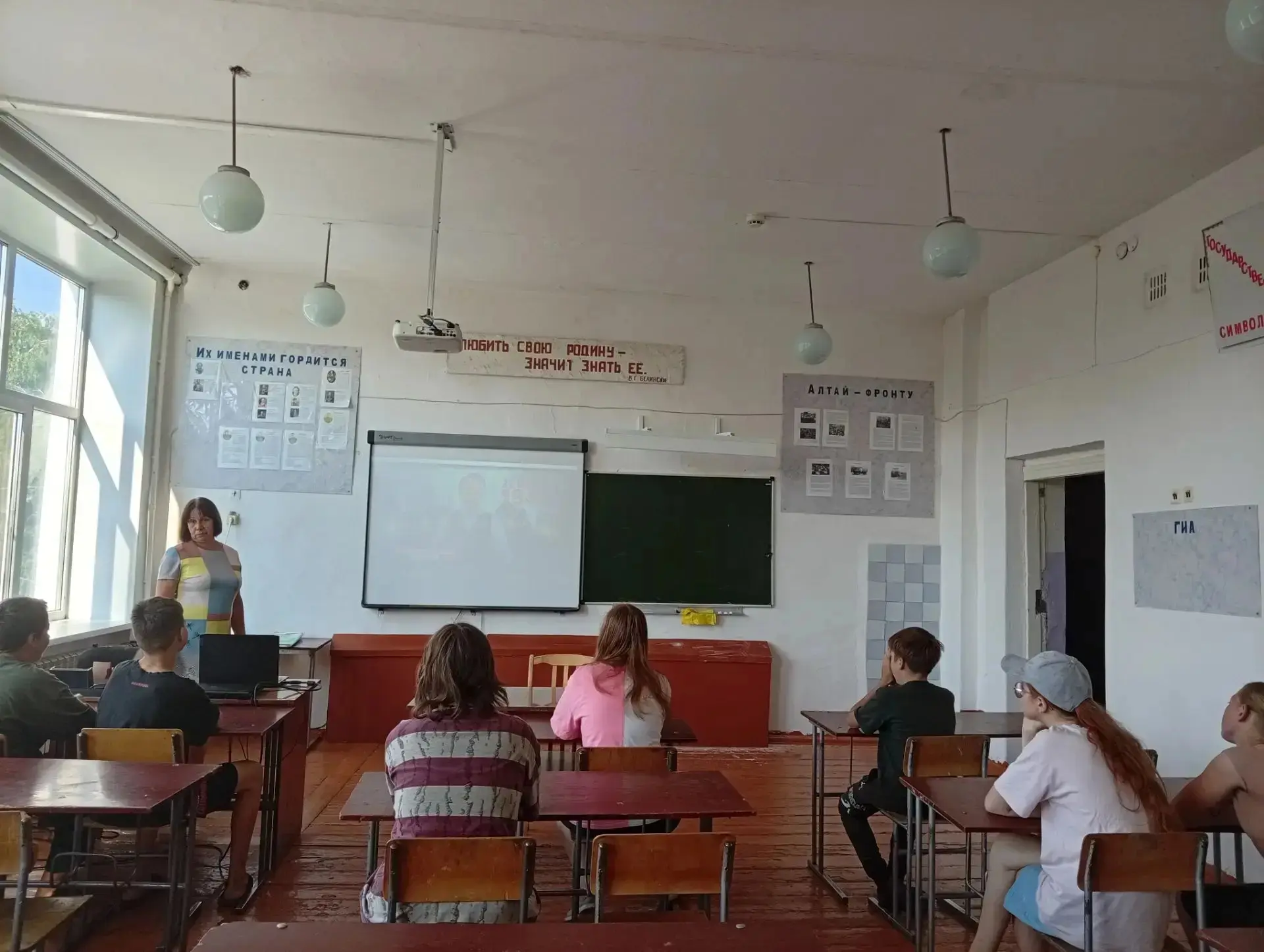 🇷🇺 В школе прошел кинопоказ в рамках фестиваля «ПОТОМКИ ПОБЕДИТЕЛЕЙ»

В преддверии Дня памяти и ск