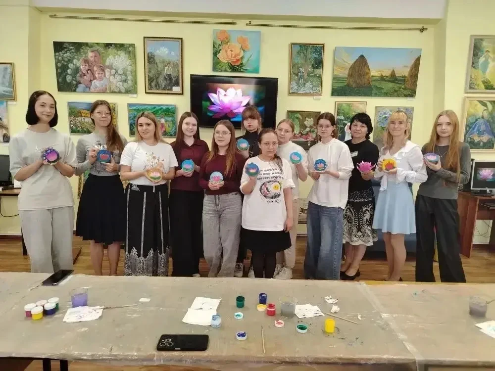 Сотрудничество с ЦГБ им. Гоголя: мастер-класс «Цветок Калмыкии» 🌸📚

Этим летом для студентов 1–3 к