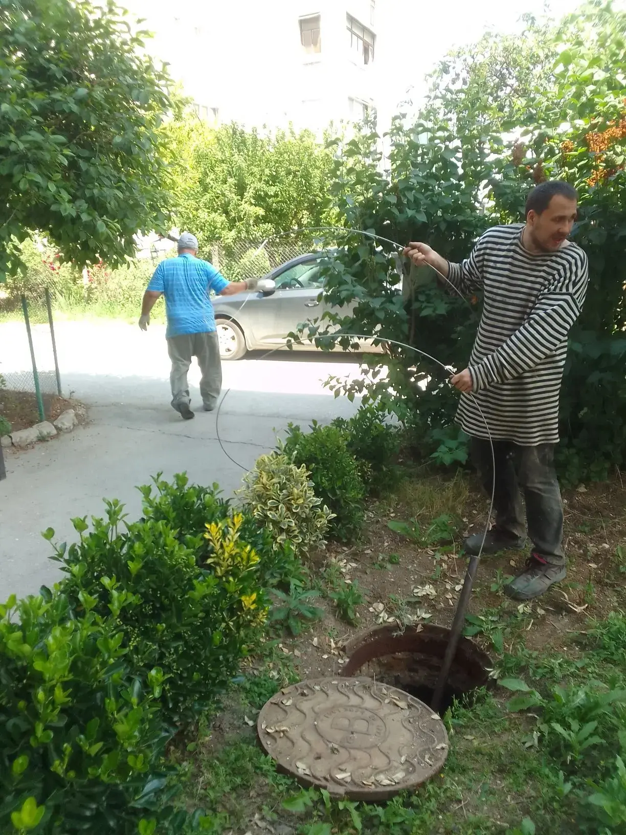 Ул. Мира,18- ПРОЧИСТКА КАНАЛИЗАЦИОННОЙ ТРУБЫ из колодца в подвал.