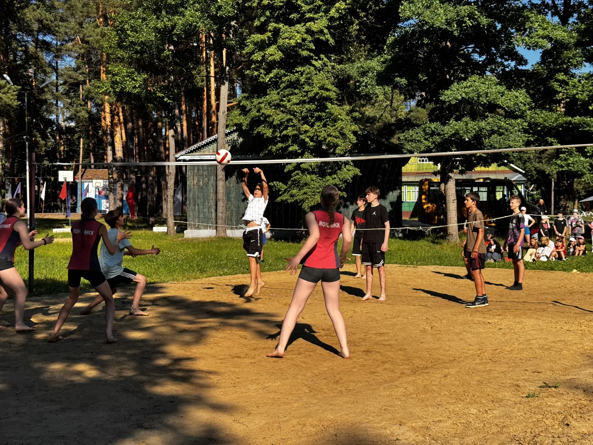 🏐 День спортивной дружбы: «Спутник» в гостях у «Акварели» 🎨 

🗓️Сегодня наш лагерь «Спутник» с др
