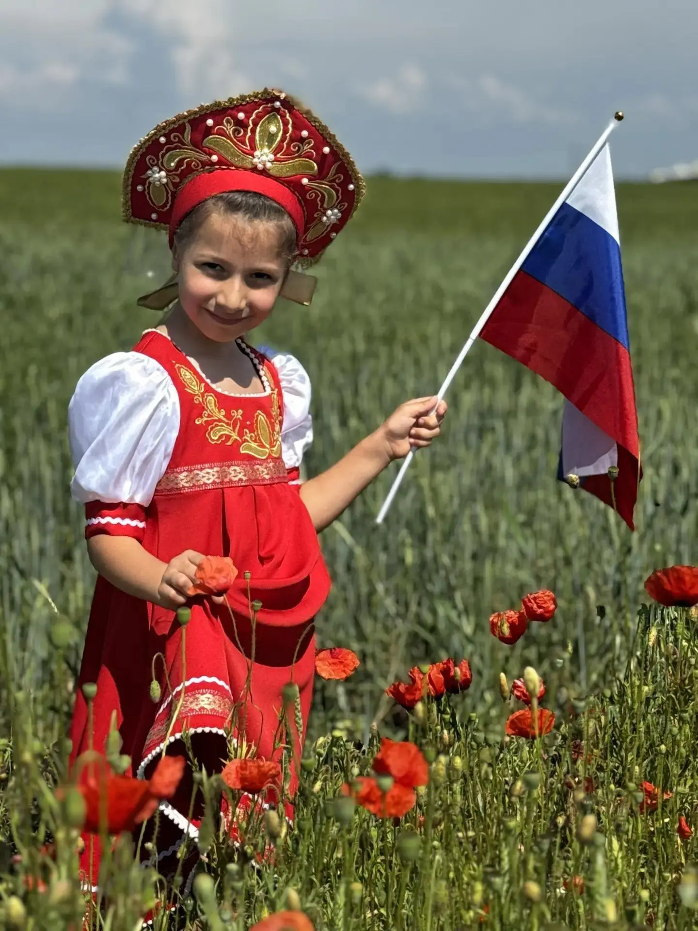 Поздравление с Днём России от нашей маленькой подписчицы 🇷🇺

Присылайте и вы ваши фото и видео в б