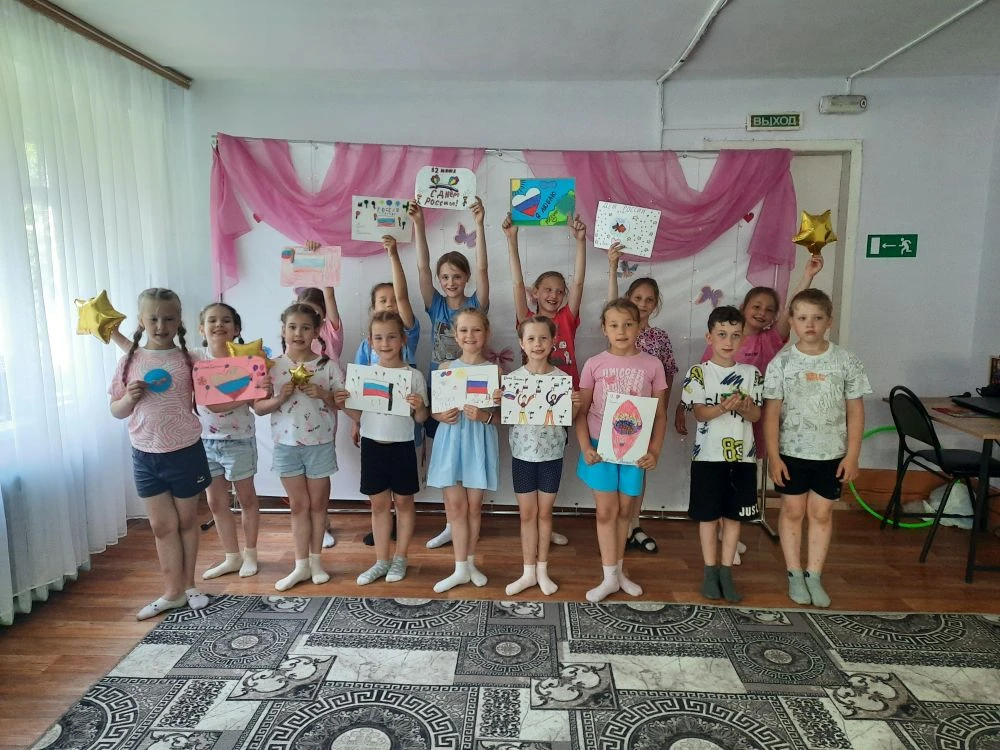 12 июня в России - один из главных государственных праздников
 " День России "
Ребята из Лагеря днев