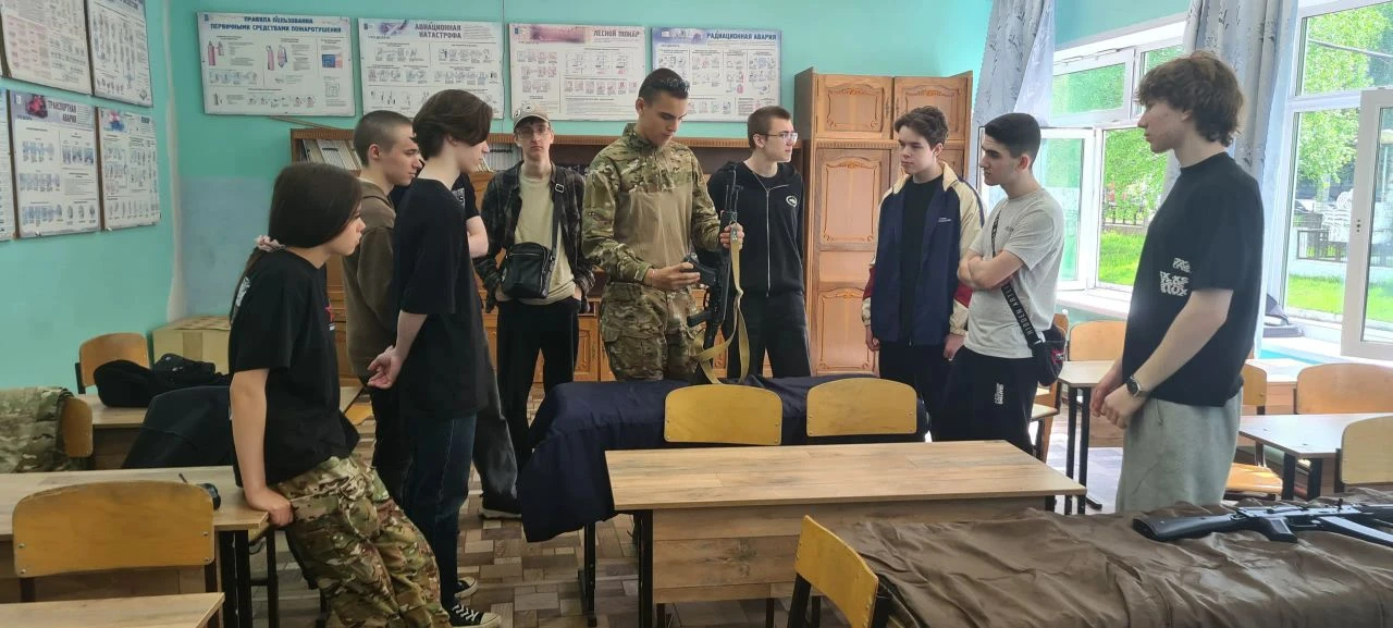 В конце мая для учащихся 8 и 10 классов прошли военно-полевые сборы. Преподаватель организатор ОБиЗР