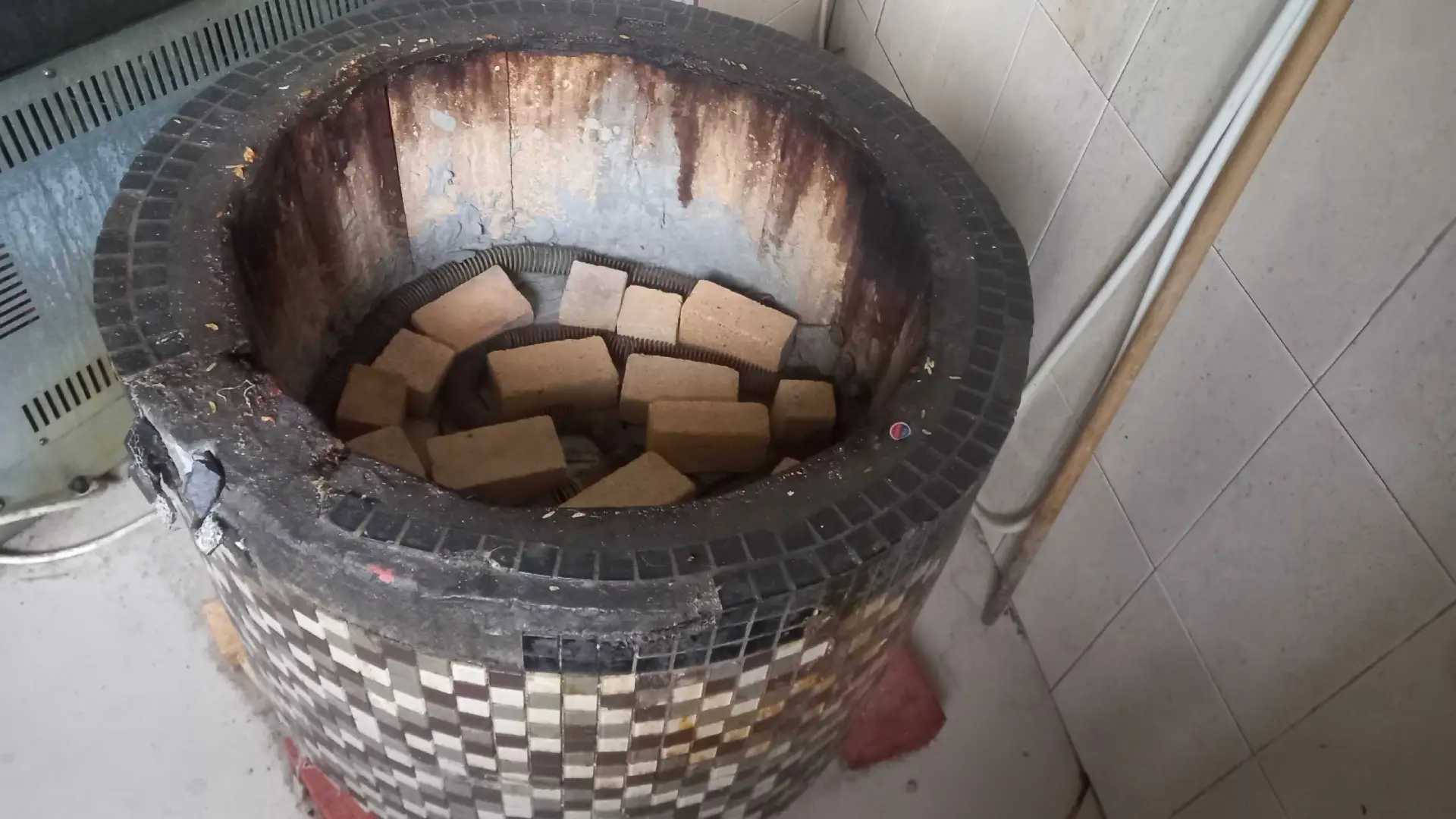 Большая каменная электрическая печь под казан, очень мощная. Полностью рабочая. Использовалась в рес
