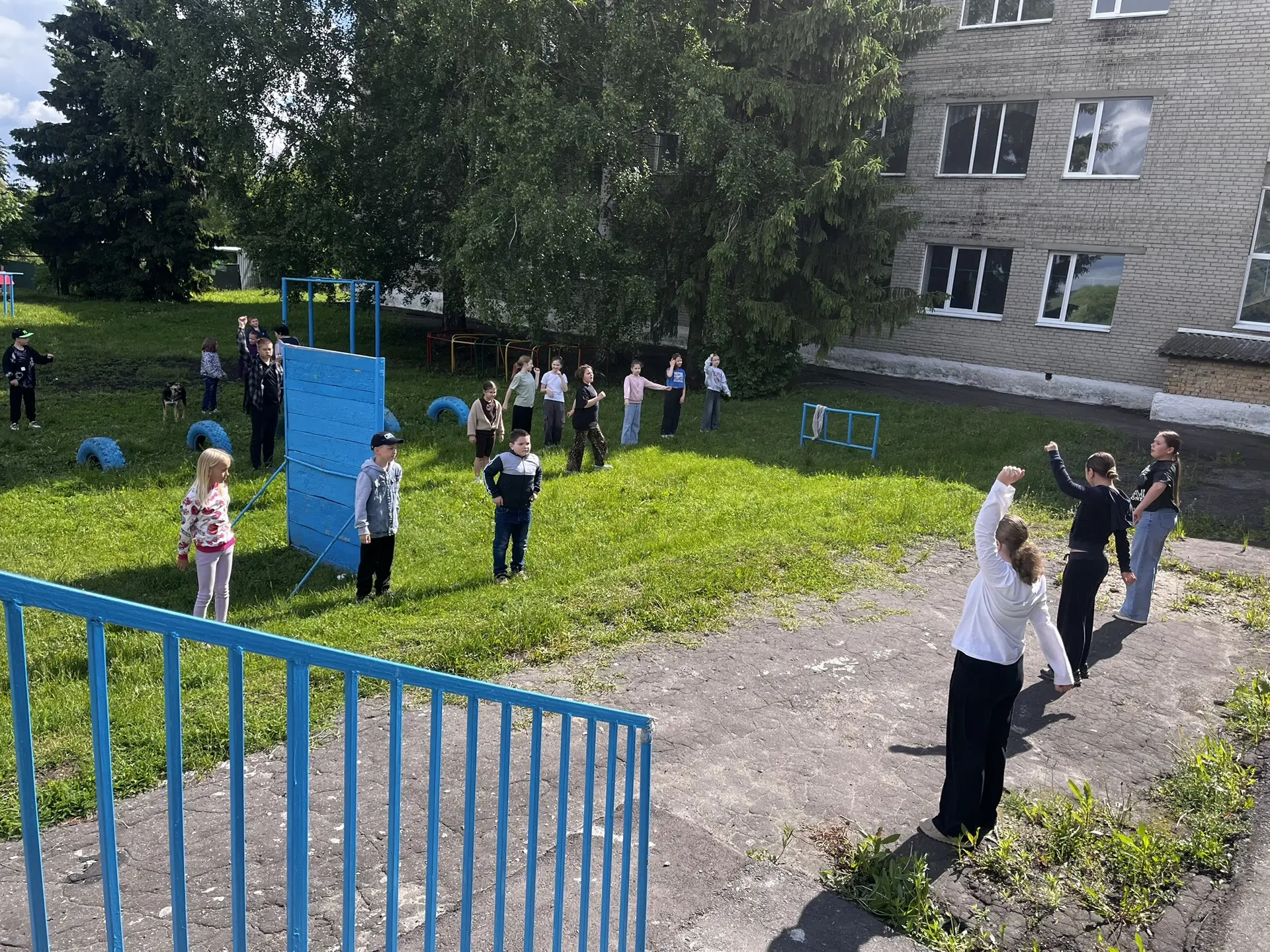 Второй день лагерной смены: творчество и безопасность

Во второй день летней смены в нашем лагере бы