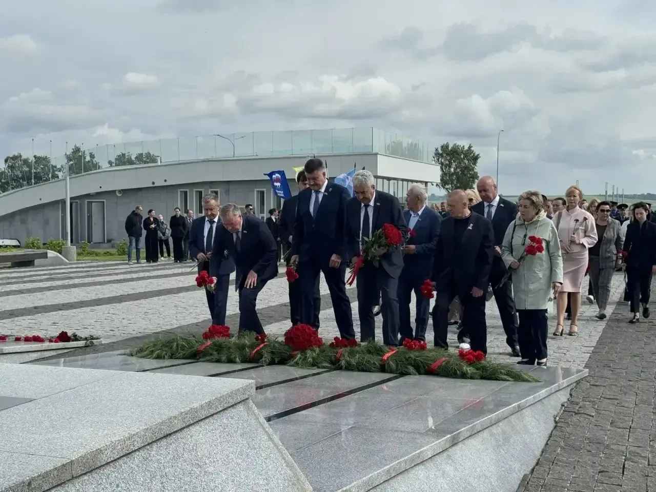 В Козловском округе у мемориала «Строителям безмолвных рубежей» прошла торжественная церемония возло