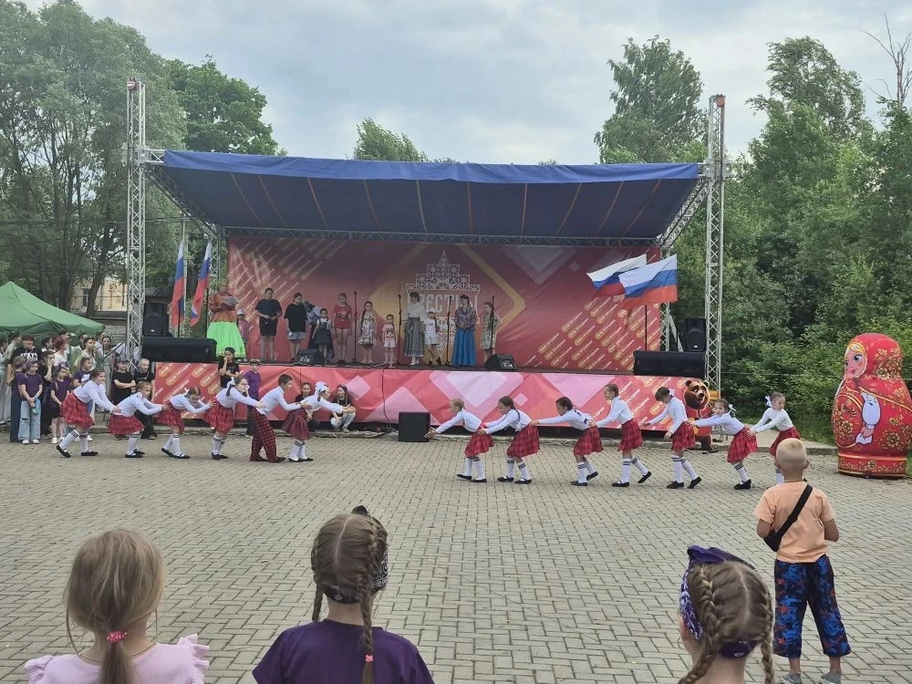 Сегодня  обучающиеся Крестецкой детской школы искусств приняли участие в праздновании Дня России.