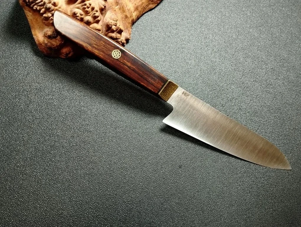 На клинке сталь pmd550, машинный сатин р320, спуски конвекс, сведён в 0-0.1, твёрдость 65 ед., на ру