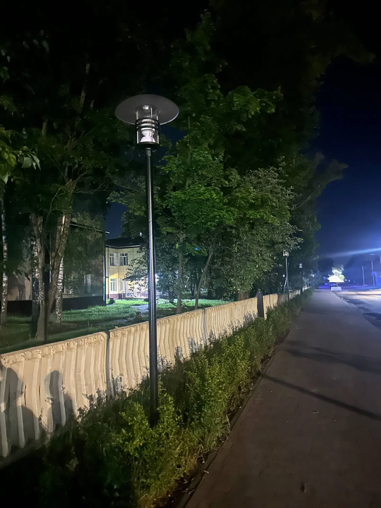 Почему около больницы на красном фонарные столбы бьют током?

Скинули в бот