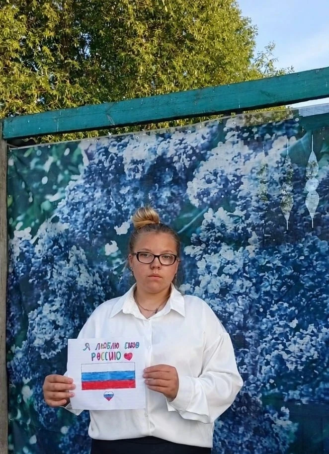 🎨 🧑‍🎨 Рисуй, Россия! 

Активисты Движения Первых, Орлята России, обучающиеся МБОУ "Называевская С