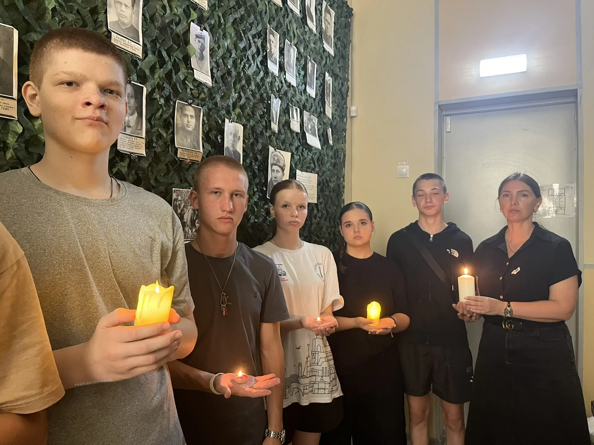 Никто не забыт, ничто не забыто 🕯
  
  Ребята из отряда ГШТО «Миротворцы» с наставниками Зинаидой А