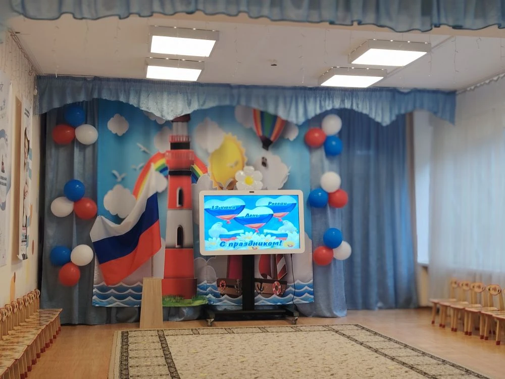 Торжественное мероприятие ко Дню России прошло сегодня в двух корпусах детского сада. Дети танцевали