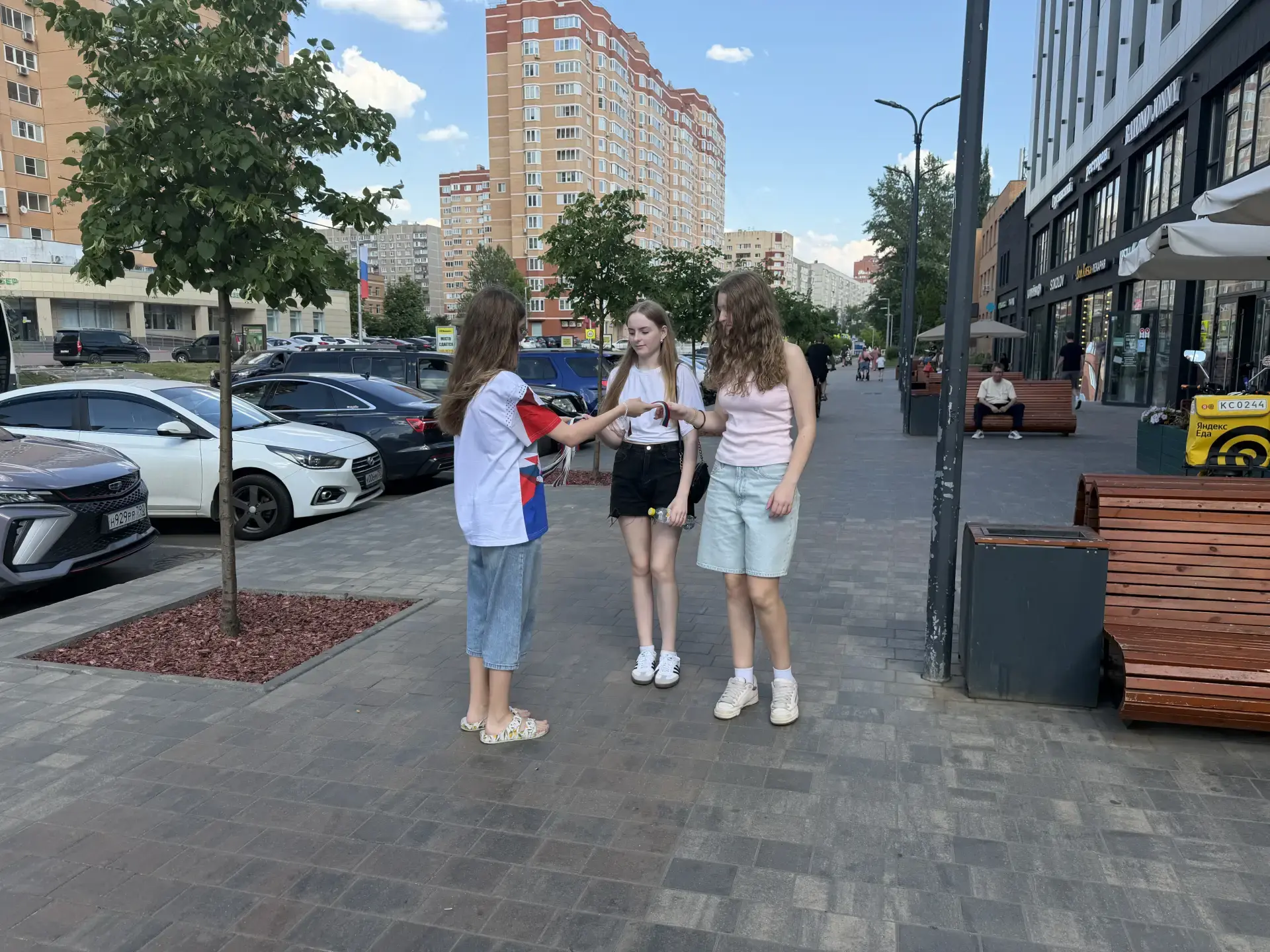 Дзержинские волонтеры поздравили жителей Люберец с Днем России

🇷🇺 В преддверии Дня России в г. Дз