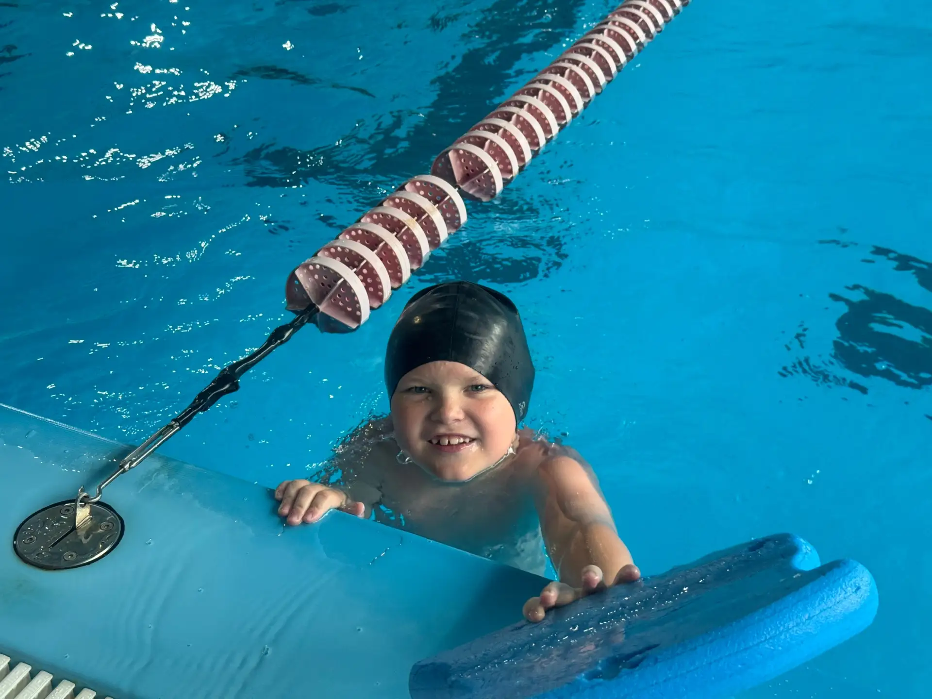 🤩Брызги, визги и море позитива! 💦

На этой неделе ребята лагеря покоряли волны в бассейне Позитрон