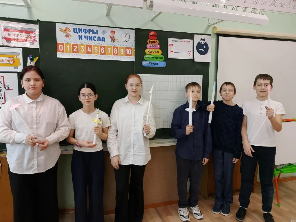 🚀 🌌В преддверии Дня космонавтики в 5 классе состоялся памятный Гагаринский урок под девизом 🧑🏻‍�