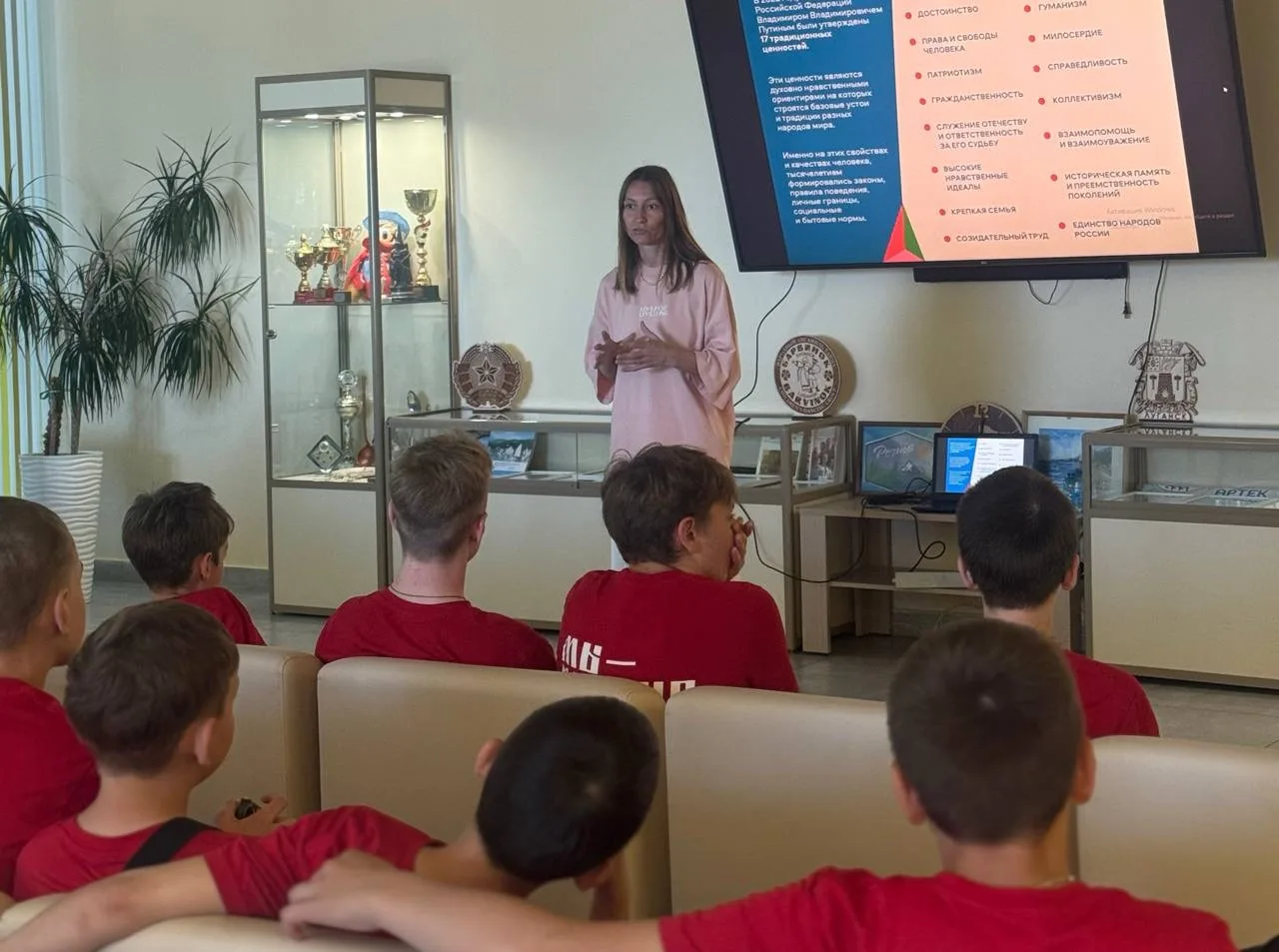 Для ребят 6-й смены ФАДН России «Виват, Россия! Виват, Артек!» прошла лекция Дома народов России «Це