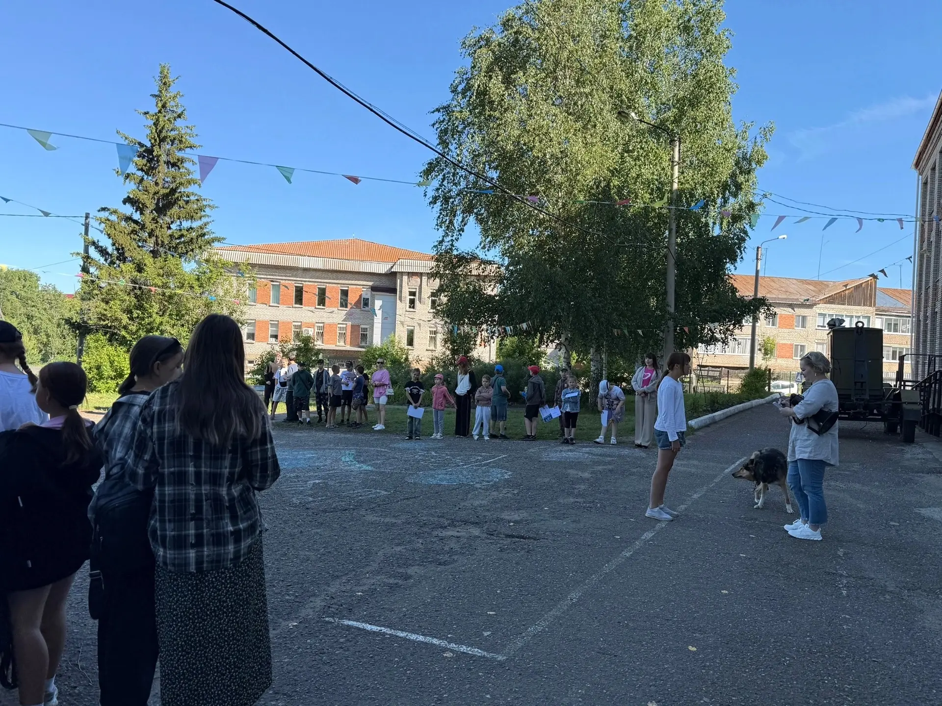 ☀️ День, наполненный открытиями

С утра — построение и рапорты, а после завтрака — настоящее приключ