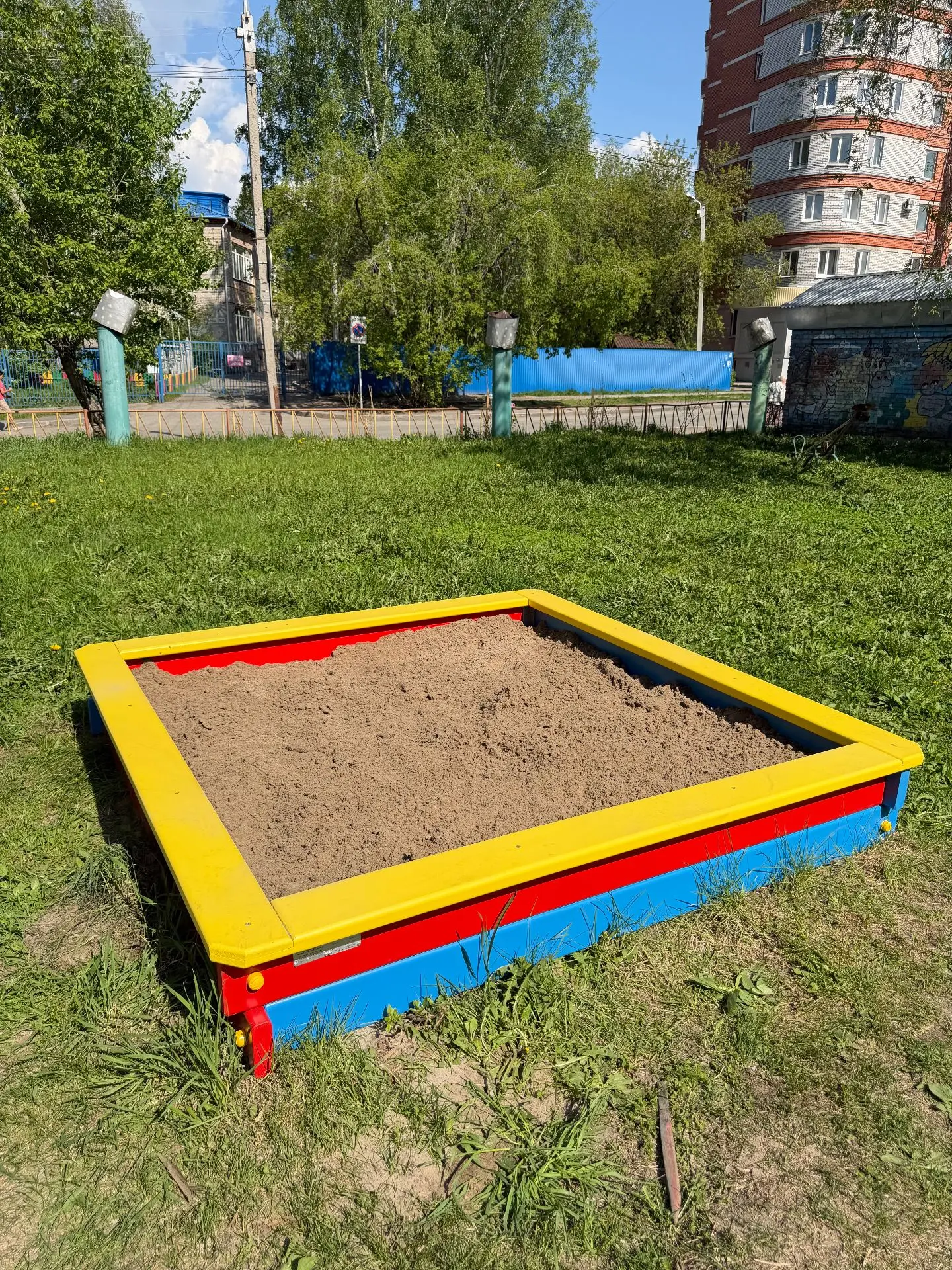 Приобрели и установили песочницу.
Тверская 57.