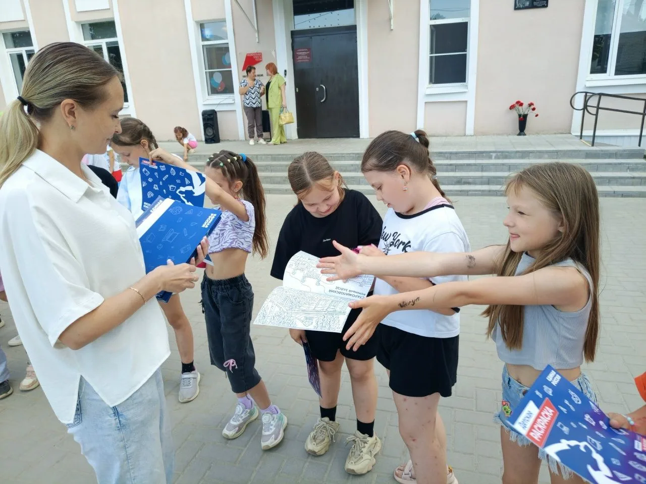 Восьмой день в лагере "Орлёнок" Чтоб здоровым оставаться,
Зарядкой нужно заниматься.
На зарядку стан