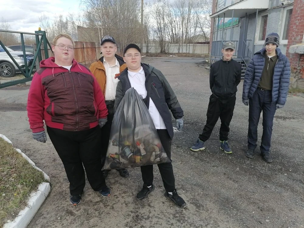 Трудовой десант в нашей школе!
В мае в школе проведён трудовой десант, в котором участвовали ученики