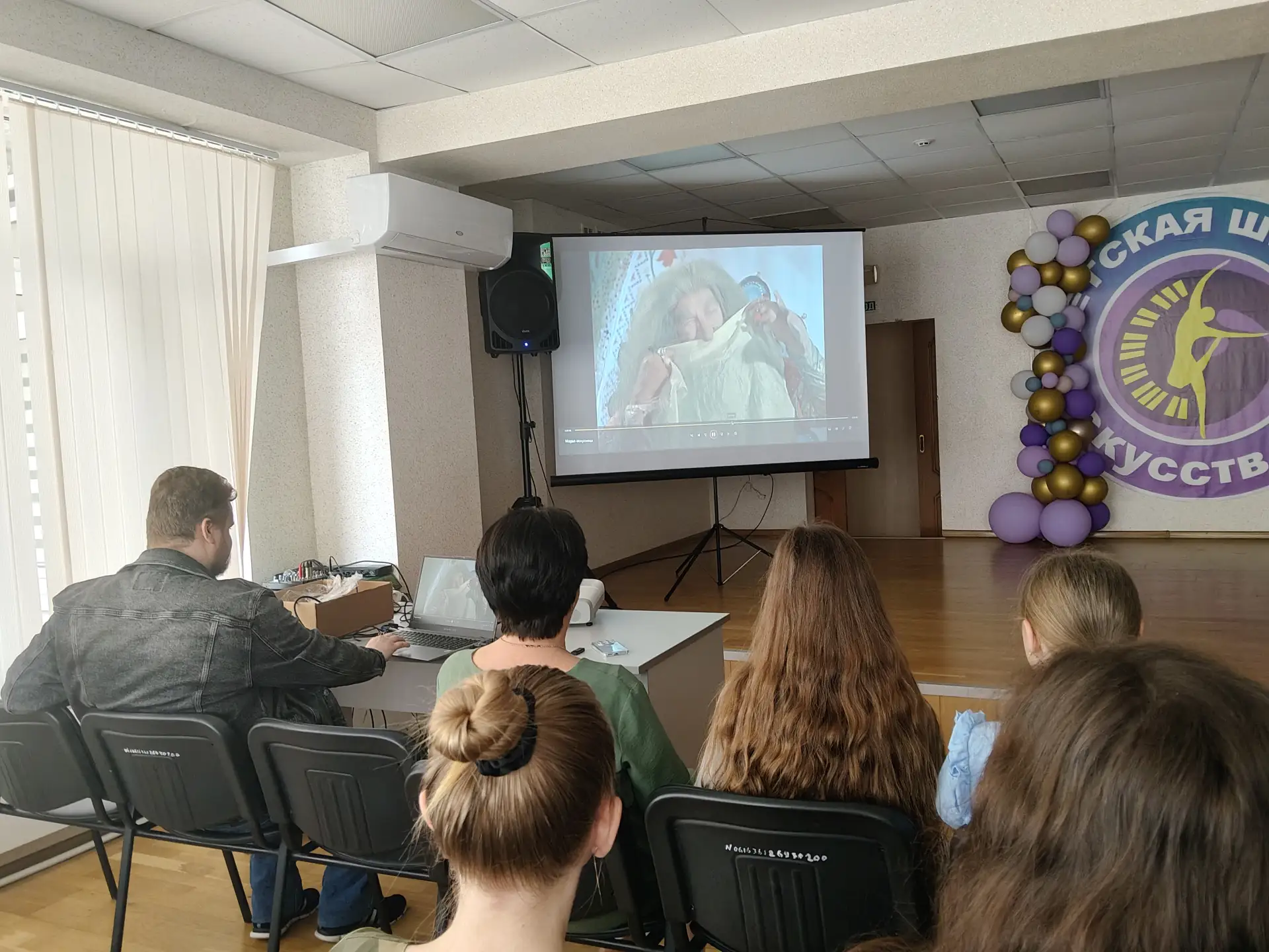 19 июня 2026 года в ДШИ №2 в рамках летних мероприятий для детей прошел совместный просмотр советско