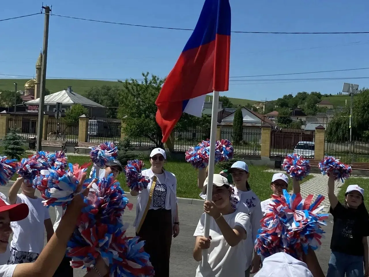 🇷🇺 Сердцем к России: юные патриоты запустили праздничный флешмоб
В преддверии Дня России в пришкол