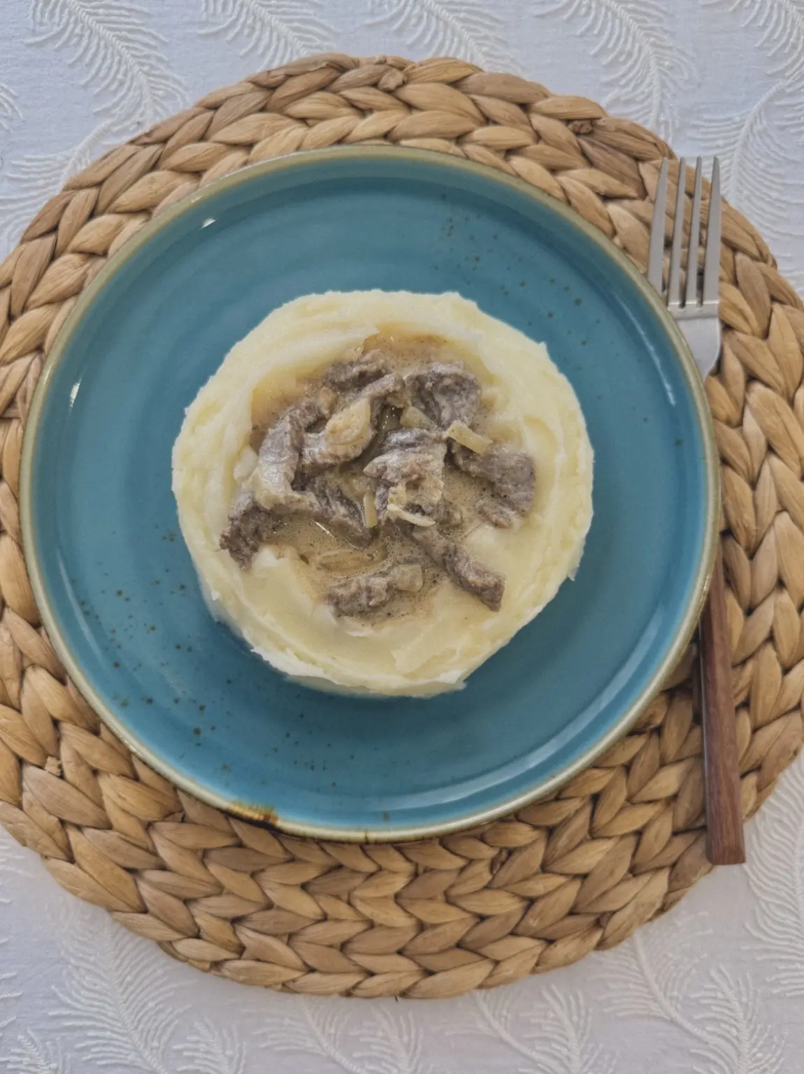 Мясо по-горски !
это блюдо распространено 
у нас в республике , 
оно очень вкусное , 
советую пригот