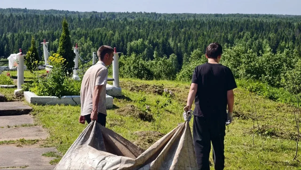 Традиции памяти: дела, а не слова! 🌿 

Летние каникулы — не повод забывать о важном! Даже летом наш