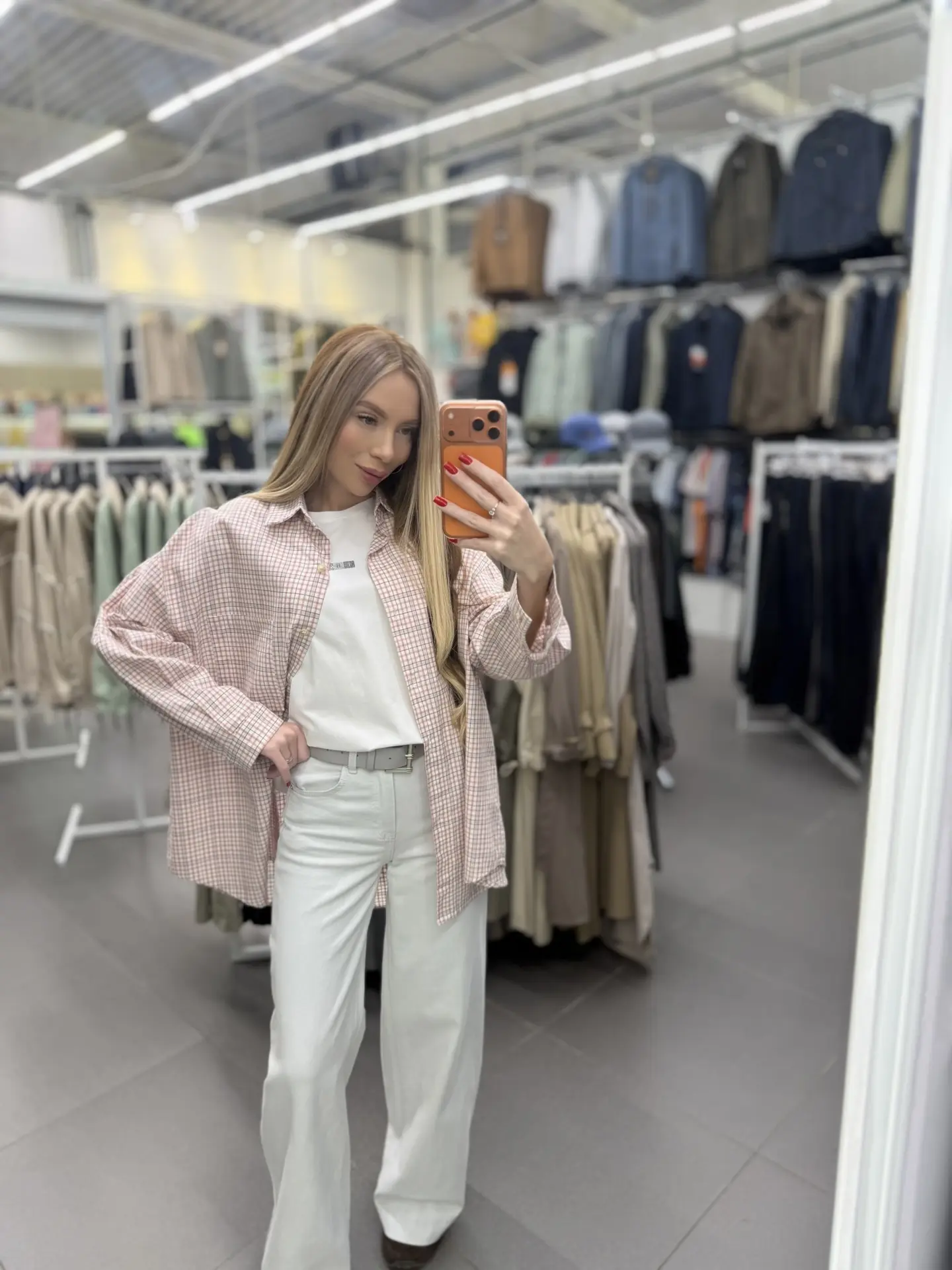 Образ в наличии 😍 
Джинсы: 3 900 рублей ( р: 25-30) 
Футболка свободного кроя: 1 800 рублей 
Рубашк