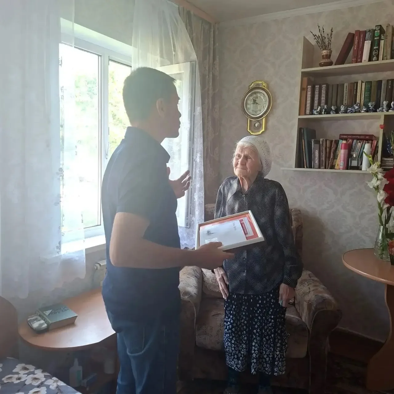 В Тюмени поздравили со столетним юбилеем труженицу тыла Анну Григорьевну Елохину. 

Заместитель руко