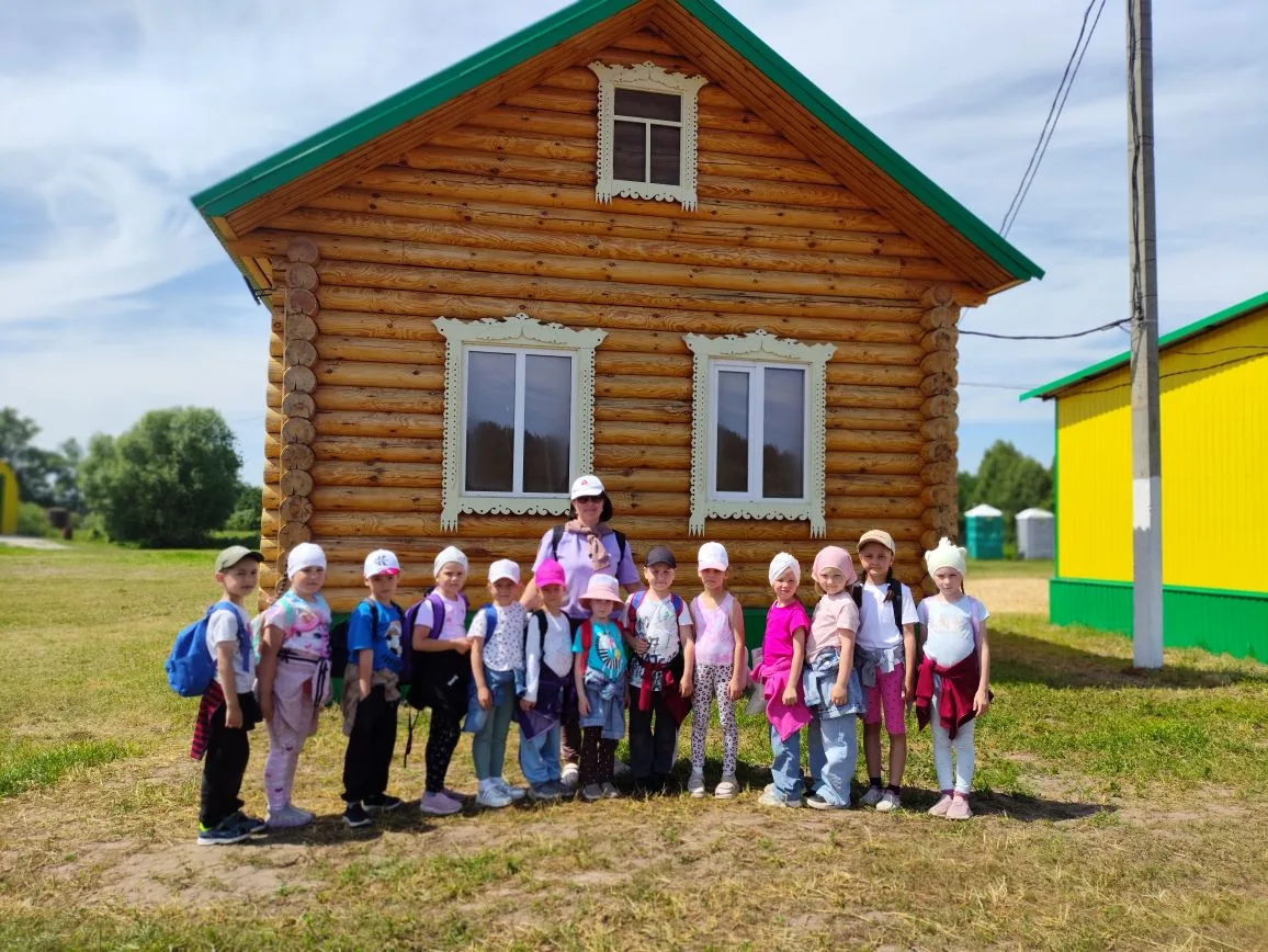 Сабантуй мәйданында төрле уеннар уйнадылар, командага бүленеп тә көч сынаштылар, тауга каршы да йөге