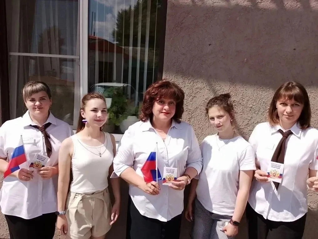 🇷🇺 В преддверии праздника отдел МФЦ по Новониколаевскому району посетили особенные гости – предста