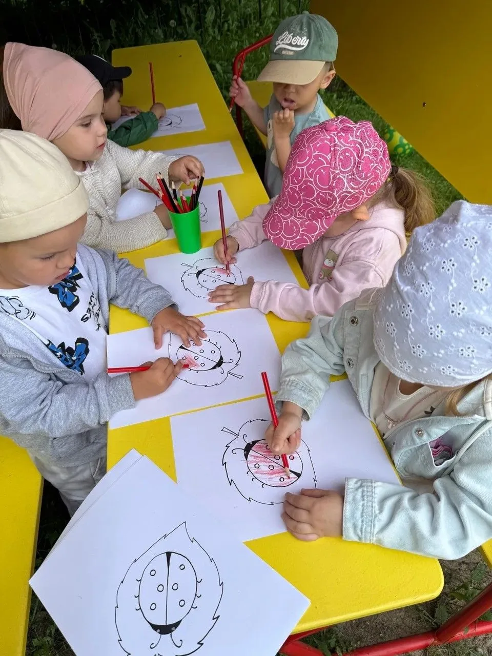 Божья коровка, полети на небо...🐞🌦🌈Наши малыши из группы "Колобок" узнали, что эти милые жучки-на