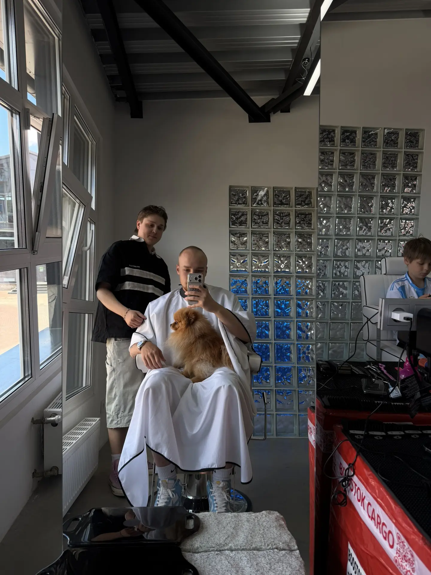 Всем здравствуйте, я на стрижке 

Пора укоротить длину✂️