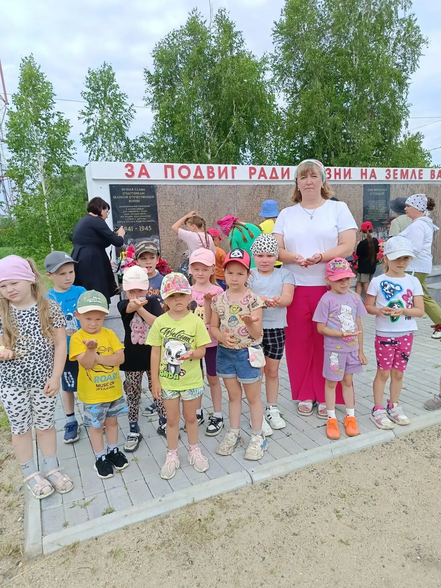 22 июня, в День памяти и скорби, на площади Еланского ДК состоялся траурный митинг в честь павших за