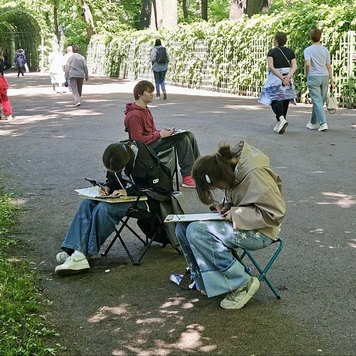 В жаркие петербургские дни рисовать в Летнем саду - одно наслаждение! На тенистых дорожках всегда мо