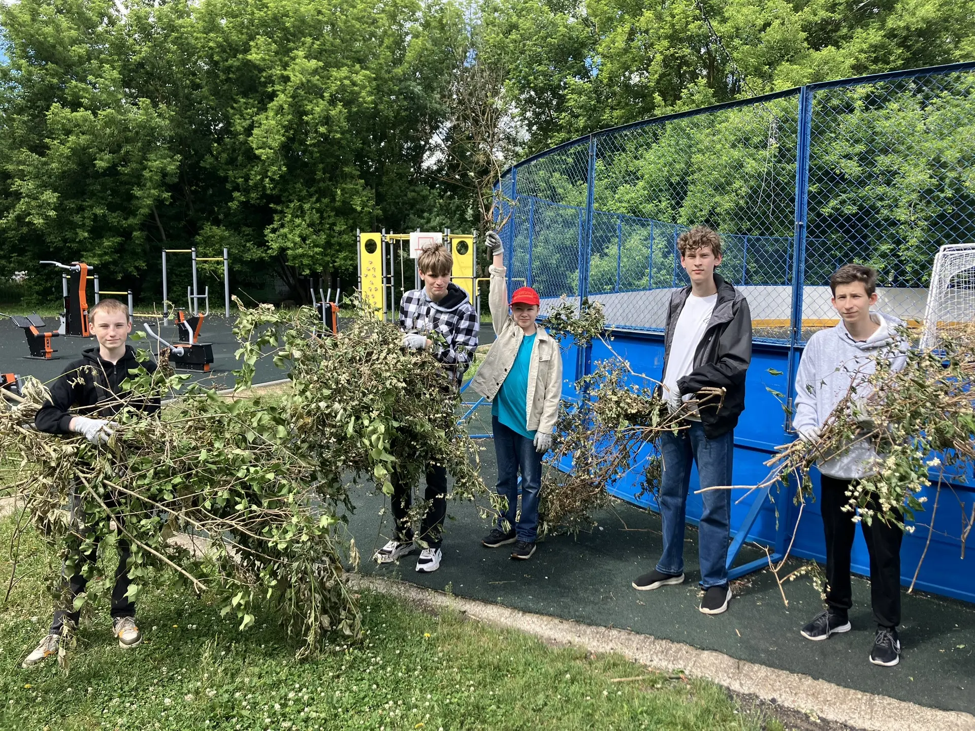 ЛТО «Добротвор»: благоустраивали территорию, сражались с жасминовой оккупацией 🌳 ✂️.             💪
