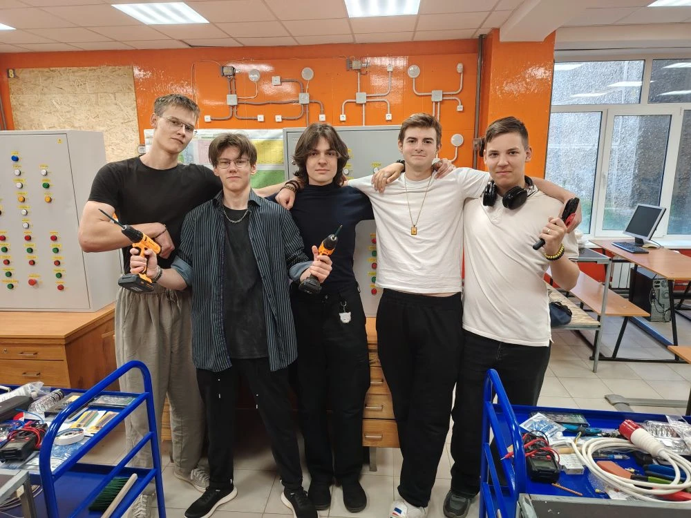 🤝Юноши группы Э-125 от души поздравляют всех с Днём друзей! Они и сами сдружились за этот год, вмес