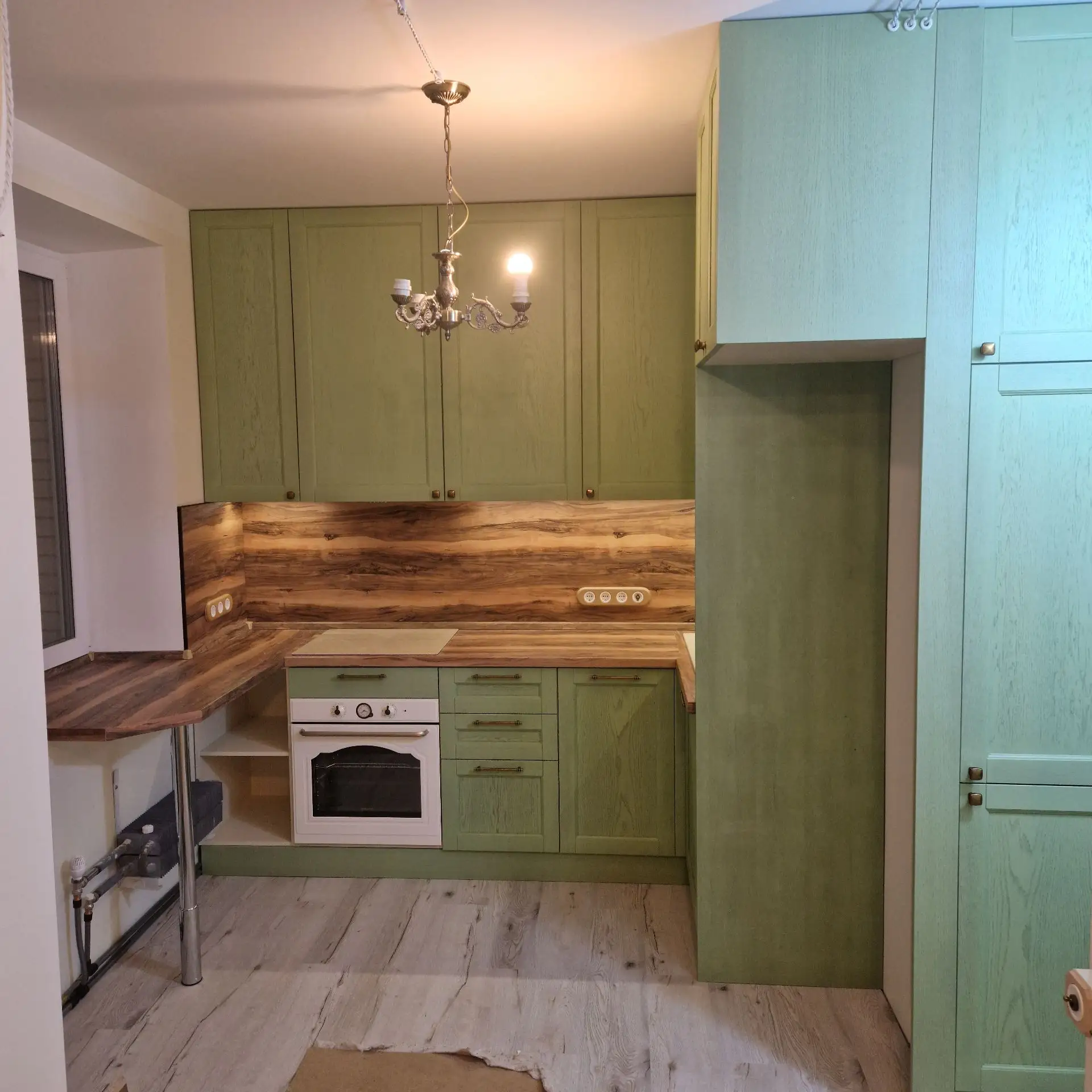 Реплика кухни Оливия от Стильных кухонь в нашем исполнение. Фурнитура Hettich, встроенная вытяжка, с