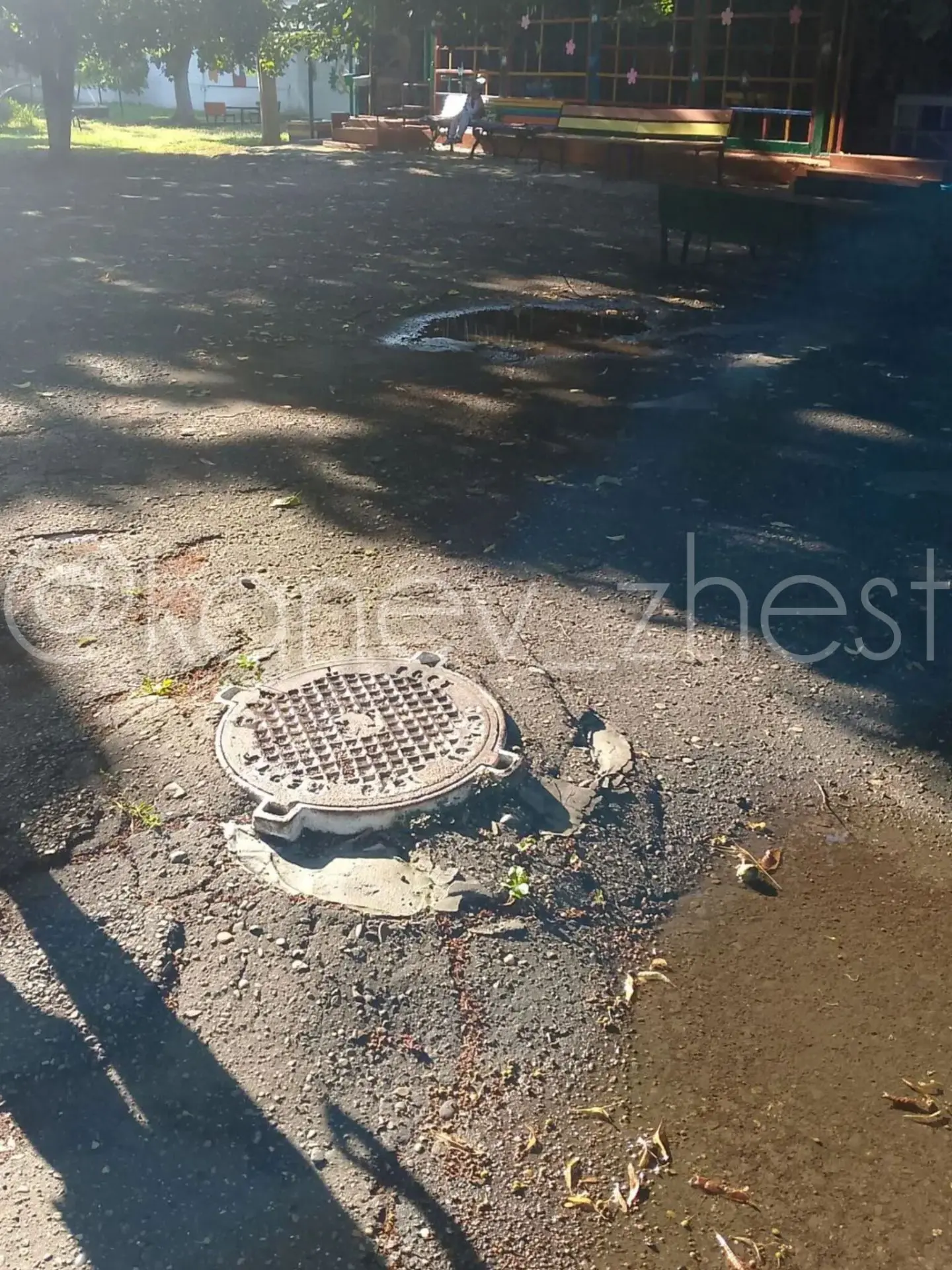 В 19 детсаду дети разбивают коленки из-за негодных тротуаров

На фото видно, что асфальтированные до