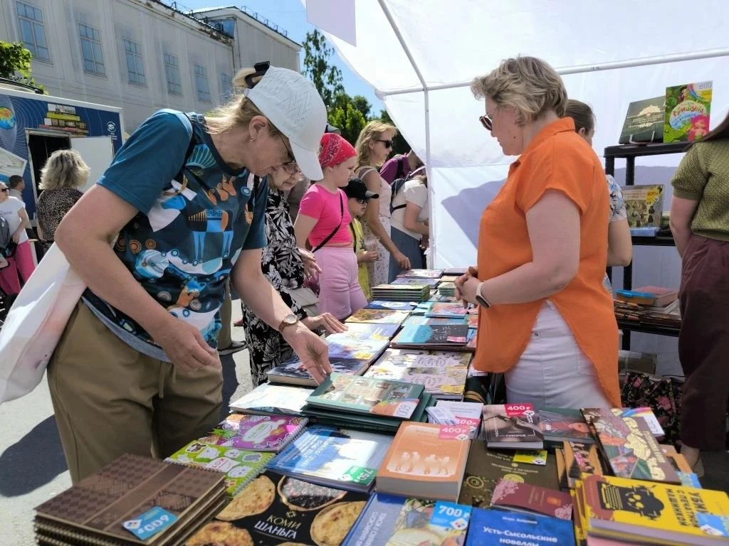 📚 В Сыктывкаре торжественно стартовала IV Межрегиональная выставка-ярмарка «Алая лента», поддержанн