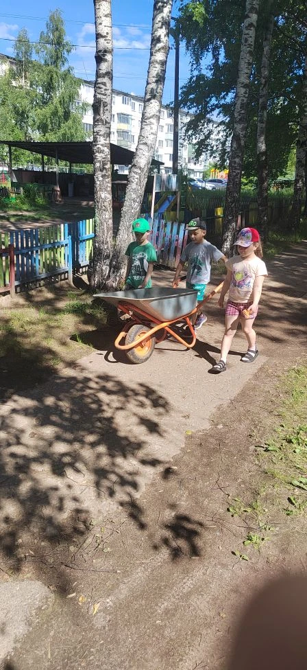 На территорию сада привезли песок. Дети группы 6 и 8 с огромным энтузиазмом принялись за дело🧤🪏👍