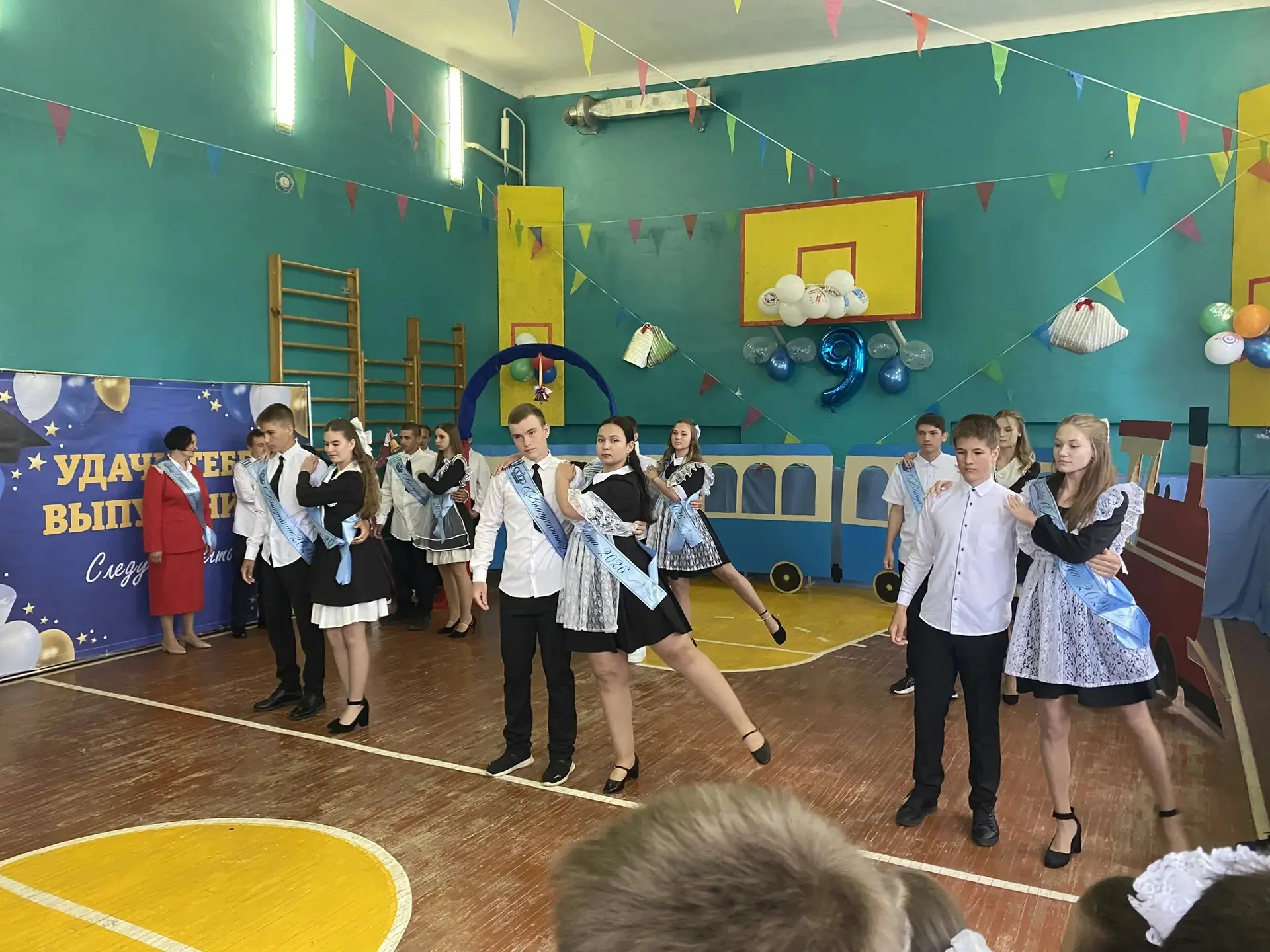 Прощальный вальс выпускников 9 класса вместе с классным руководителем Берестневой Марией Ивановной!