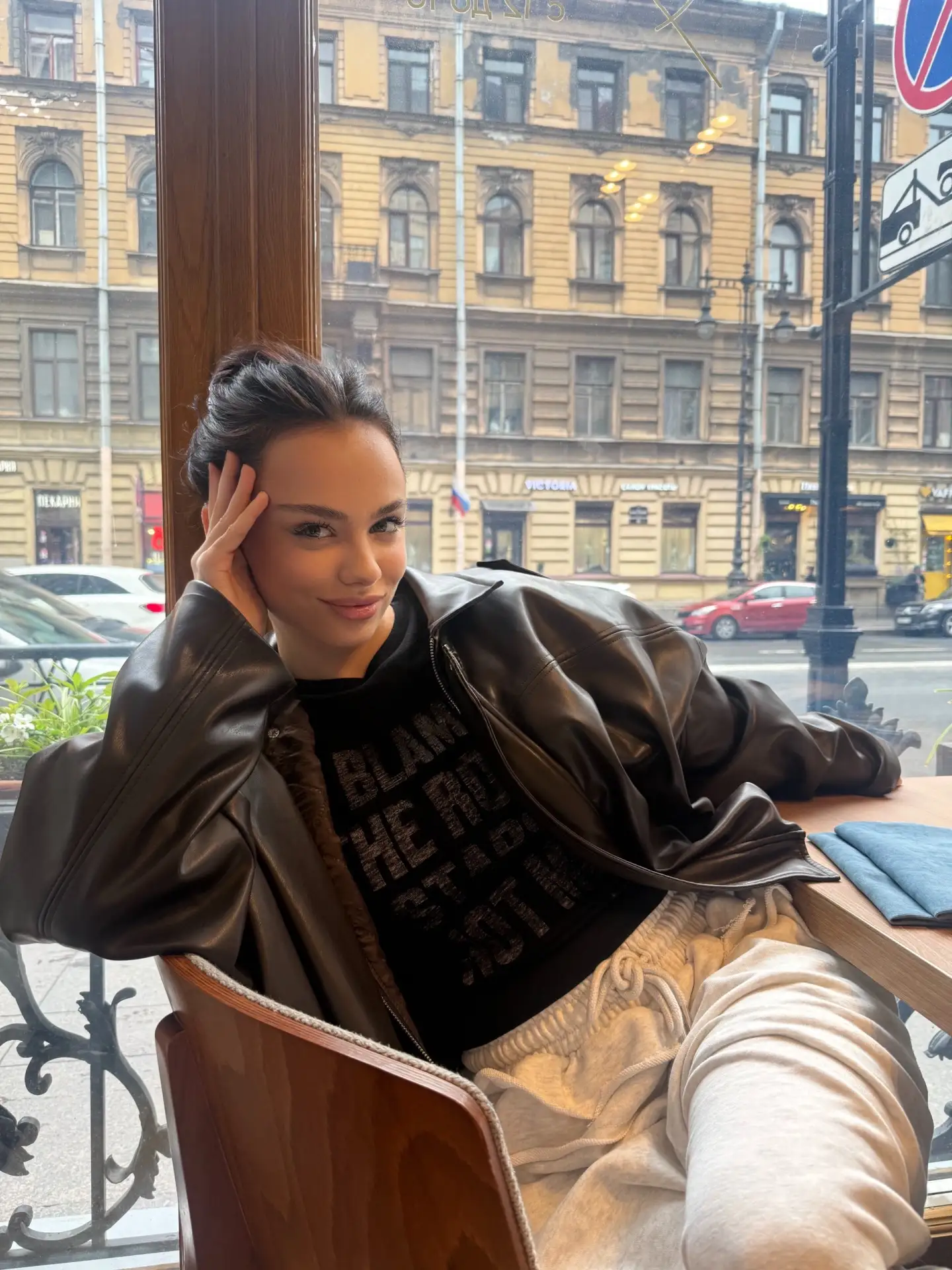 Только что сдала диплом на 4 🎉
Ура! Теперь у меня есть высшее образование, хоть чем-то компенсирую 