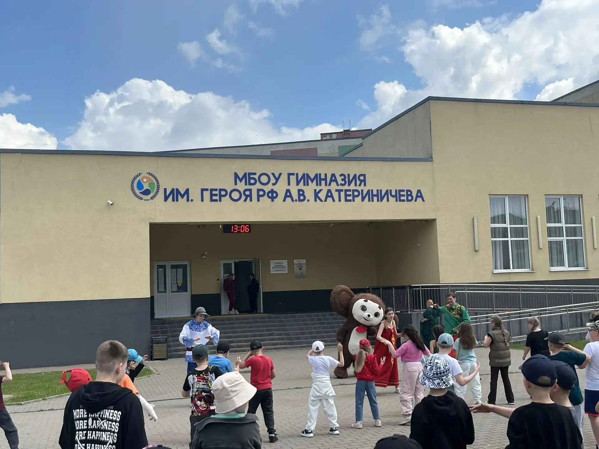 Снова в лето: как «Дети XXI века» открыли свою смену ☀🎪

В школьных коридорах, где ещё пахнет мелом