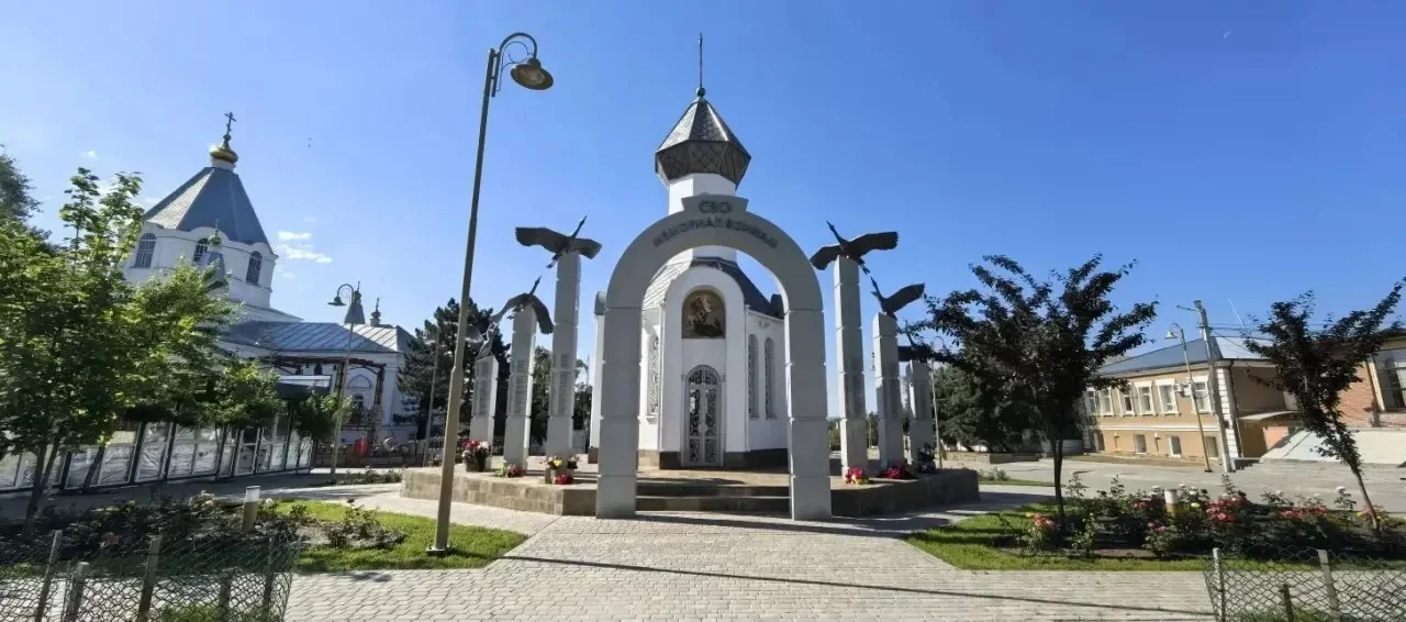 В ноябре 2025 года на площади Майдан открыт мемориал воинам СВО. Колонны с взлетающими журавлями, на